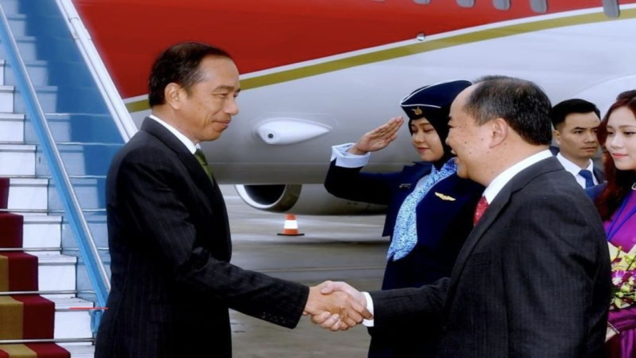 Presiden Joko Widodo disambut Kepala Kantor Presiden Vietnam Le Khanh Hai saat tiba di Bandara Internasional Noi Bai, Hanoi, Kamis (11/1/2024), sekitar pukul 14.45 waktu setempat. (ANTARA/HO-Sekretariat Presiden