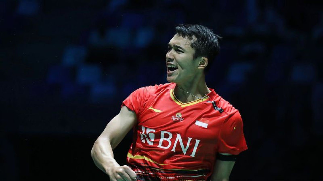 Tunggal putra Indonesia Jonatan Christie saat melawan pebulutangkis Jepang Kodai Naraoka pada pertandingan babak perempat final French Open 2023 (27/10/2023). ANTARA/HO-PBSI/pri.