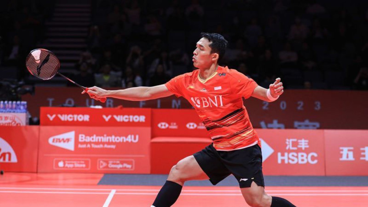 Foto arsip - Tunggal putra Indonesia Jonatan Christie saat berlaga di babak pertama fase grup B BWF World Tour Finals 2023 di Hangzhou, China, Rabu (13/12/2023). (ANTARA/HO/PP PBSI) (ANTARA/HO/PP PBSI)
