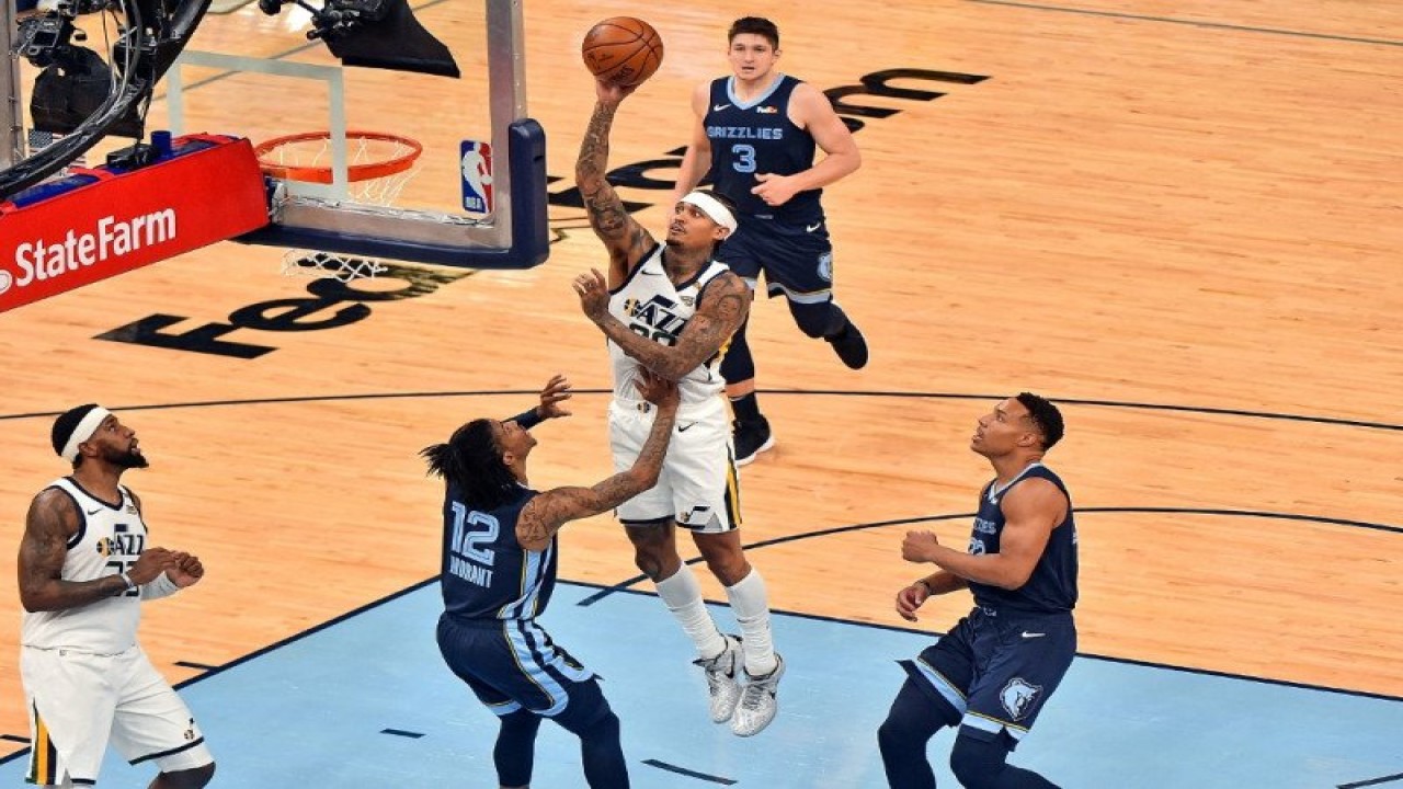 Jordan Clarkson dari tim Utah Jazz melakukan tembakan saat melawan Memphis Grizzlies pada paruh kedua Game Four of Western Conference di Memphis, Tennessee. (31/5/2021)(Getty Images via AFP/JUSTIN FORD)