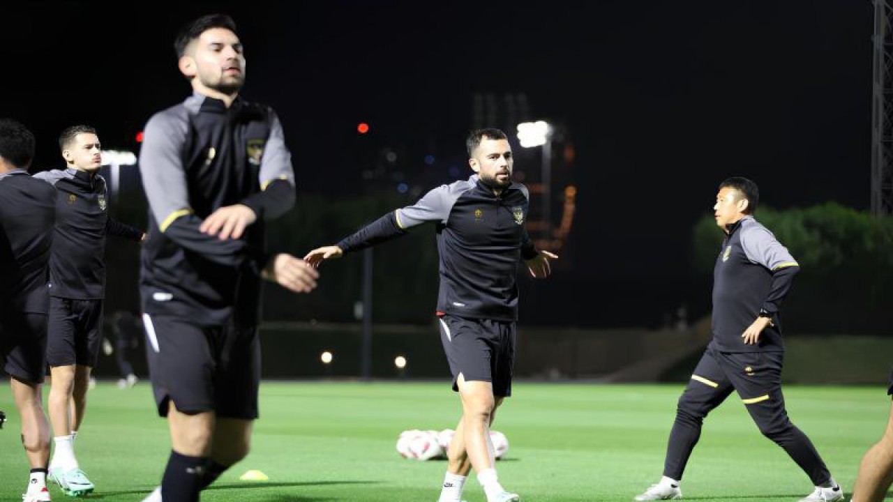 Penggawa timnas Indonesia Jordi Amat (tengah) saat mengikuti latihan dengan tim Garuda di Lapangan Al Egla 2, Doha, Qatar, Minggu (7/1/2024). (ANTARA/Ho/PSSI)