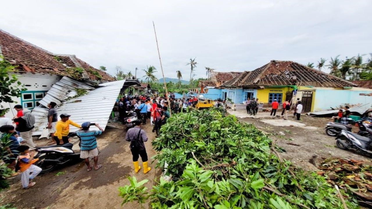 Petugas TNI, Polri, dan pemerintah daerah bergotong royong membantu warga yang rumahnya diterjang puting beliung di wilayah Kecamatan Prajekan, Kabupaten Bondowoso, Provinsi Jawa Timur, Jumat (18/1/2024). (ANTARA/Novi Husdinariyanto)