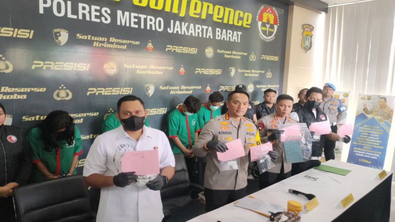 Jumpa pers pengungkapan kasus penyalahgunaan narkotika yang melibatkan artis Ibra Azhari (pemakai), wanita berinisial NDY (pemakai), pria berinisial ADR (penjual) dan pria berinisial RIZ (kurir) di Polres Metro Jakarta Barat, Senin (8/1/2024). ANTARA/Risky Syukur
