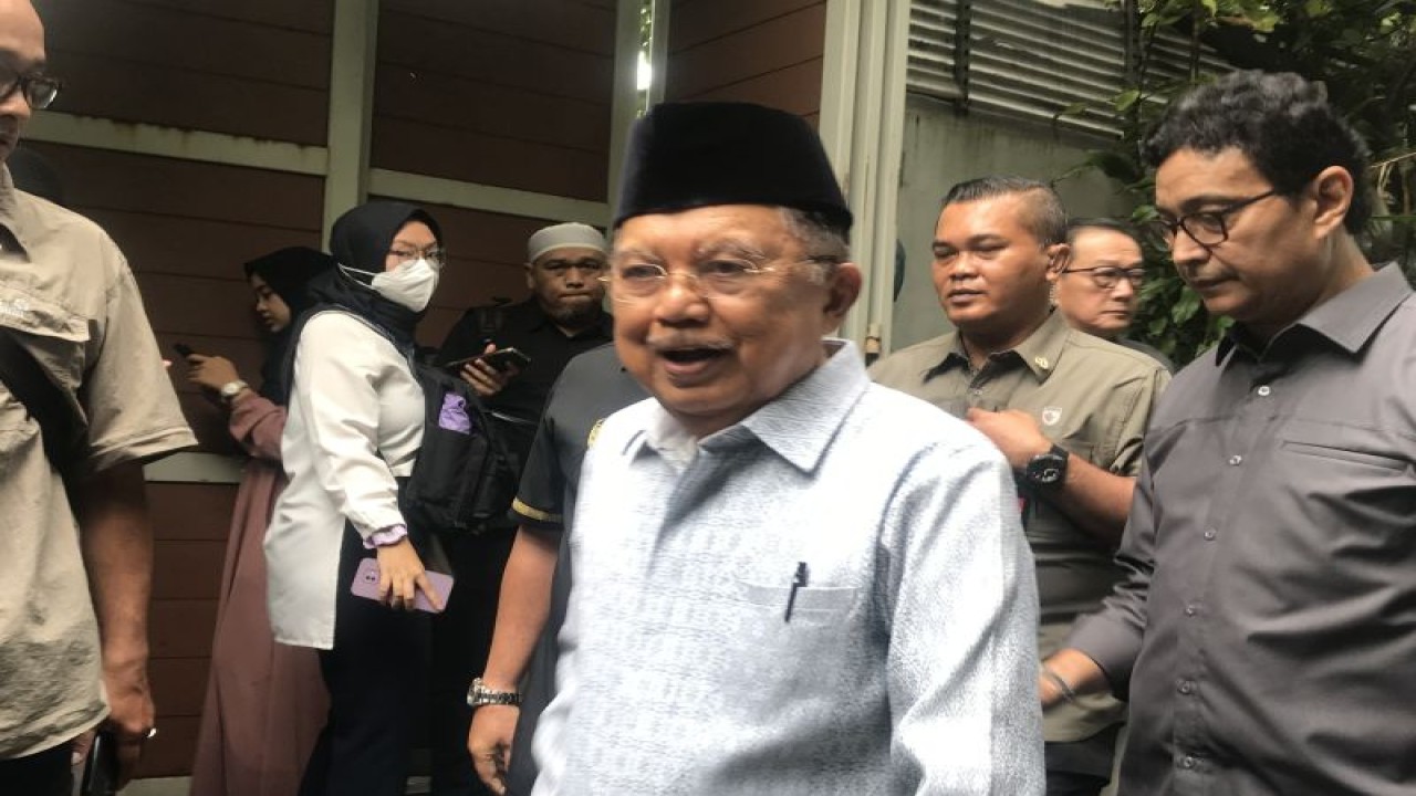 Wakil Presiden ke-10 dan 12 Jusuf Kalla usai bertakziah ke rumah duka Rizal Ramli di Jakarta, Rabu (3/12/2023). (ANTARA/M. Mardiansyah Al Afghani)