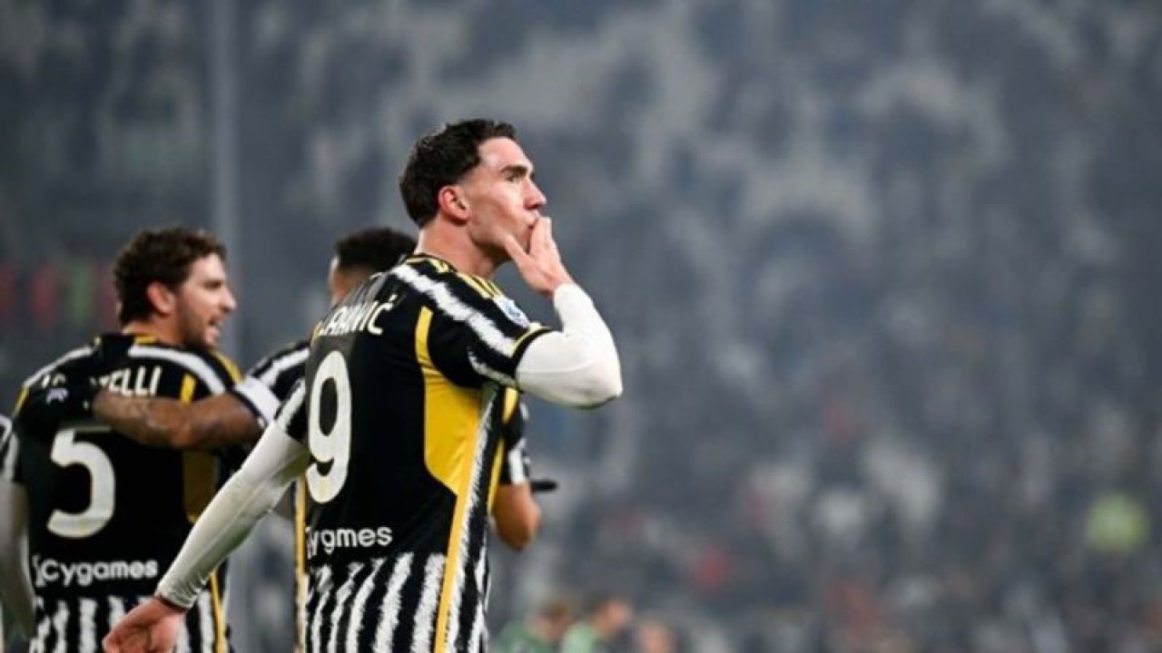 Arsip - Selebrasi Dusan Vlahovic usai mencetak gol untuk Juventus dalam pertandingan Liga Italia lawan Sassuolo di Allianz Arena pada Rabu (17/1/2024). ANTARA/HO-juventus.com/pri. (ANTARA/HO-juventus.com)