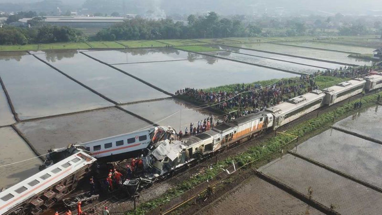 Foto udara KA lokal Bandung Raya bertabrakan dengan KA Turangga di Cicalengka, Kabupaten Bandung, Jawa Barat, Jumat (5/1/2024). Hingga saat ini petugas masih mengidentifikasi penyebab kecelakaan tersebut serta masih mendata korban baik yang luka serta meninggal dunia. ANTARA FOTO/Raisan Al Farisi/foc.