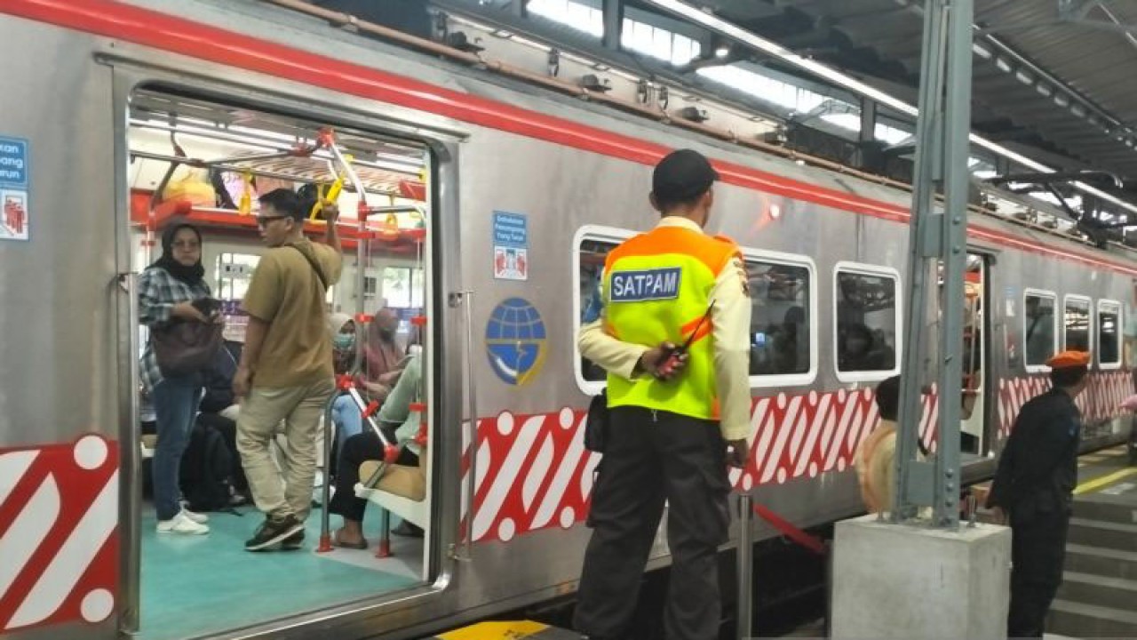 KA Commuter Line saat berada di Stasiun Solobalapan, Jawa Tengah. ANTARA/Aris Wasita