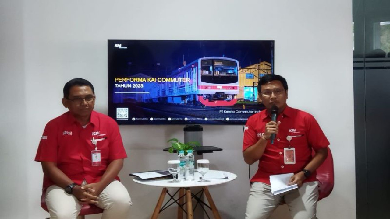Direktur Utama KAI Commuter Asdo Artriviyanto (kiri) dan Manager External Relations and Corporate Image Care KAI Commuter Leza Arlan saat konferensi pers di Gedung KAI Commuter, Jakarta, Kamis (11/1/2023). ANTARA/Benardy Ferdiansyah