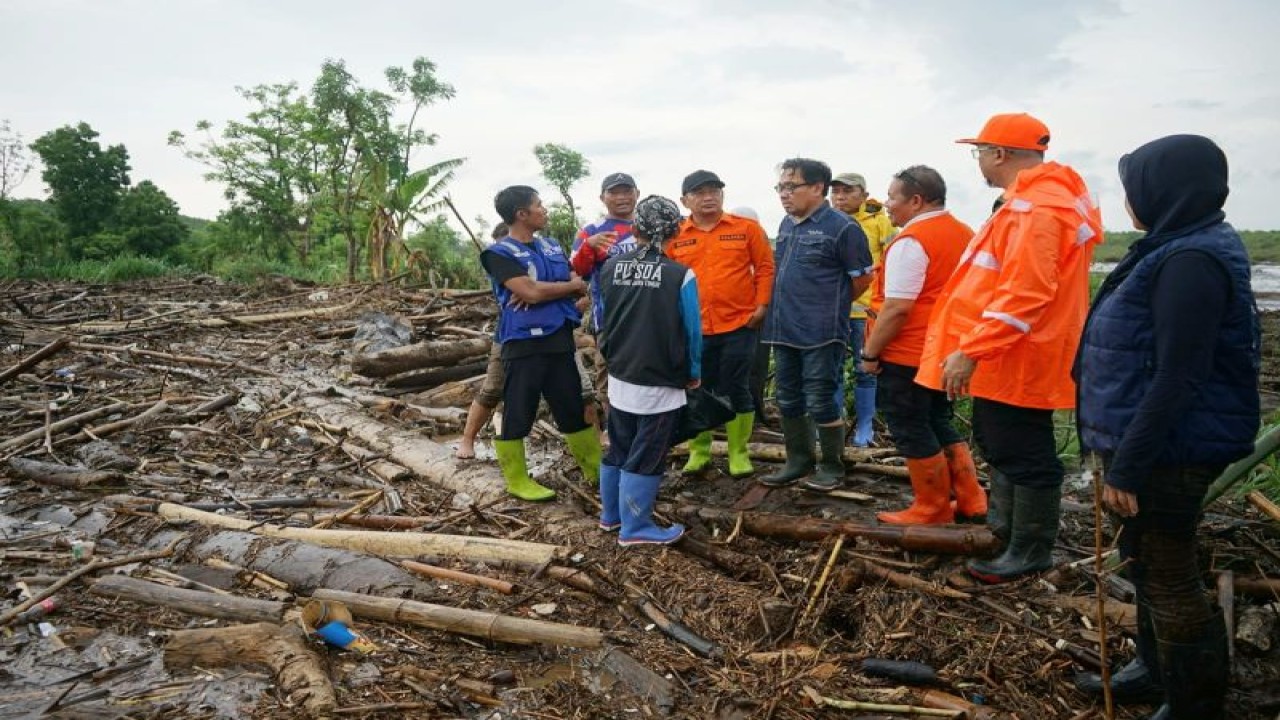 Kalaksa BPBD Jatim Gatot Soebroto (empat kiri) saat meninjau lokasi banjir bandang di Pasuruan, Jawa Timur. ANTARA/HO-BPBD Jatim