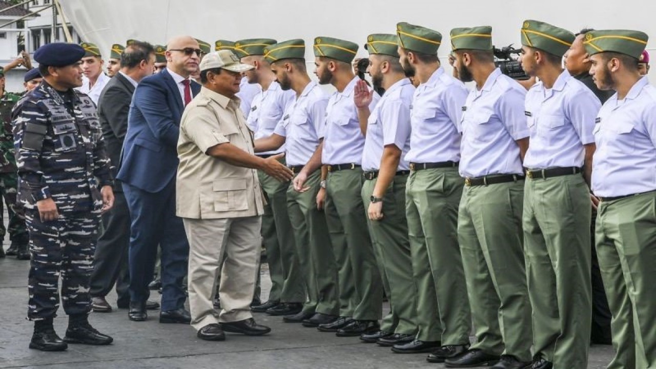 Menteri Pertahanan Prabowo Subianto (ketiga kiri) didampingi Kepala Staf Angkatan Laut (KSAL) Laksamana TNI Muhammad Ali (kiri) berjabat tangan dengan kadet Palestina saat menghadiri acara pelepasan keberangkatan kapal RS TNI Radjiman ke Palestina untuk bantuan kemanusiaan di Dermaga Komando Lintas Laut Militer (Kolinlamil), Jakarta, Kamis (18/1/2024). (ANTARA FOTO/Galih Pradipta/rwa/am.)