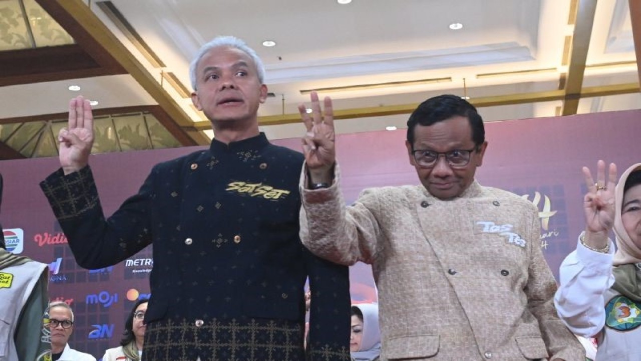 Capres-cawapres nomor urut 3 Ganjar Pranowo (kiri) dan Mahfud MD (kanan) usai Debat Keempat Pilpres 2024 di Jakarta Convention Center (JCC), Jakarta, Minggu (21/1/2024). ANTARA FOTO/Indrianto Eko Suwarso/tom.