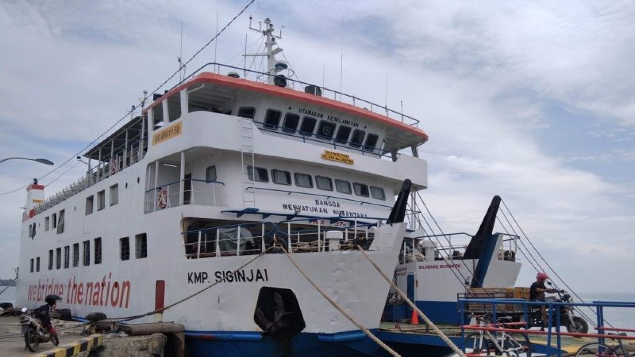 Kapal Motor Penumpang (KMP) Siginjai saat bersandar di Pelabuhan Jepara, Jawa Tengah. ANTARA/Akhmad Nazaruddin Lathif