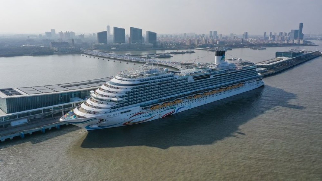 Foto udara yang diambil pada 1 Januari 2024 ini menunjukkan kapal pesiar besar Adora Magic City di Terminal Kapal Pesiar Internasional Wusongkou Shanghai di Shanghai, China timur. (Ding Ting/Xinhua)