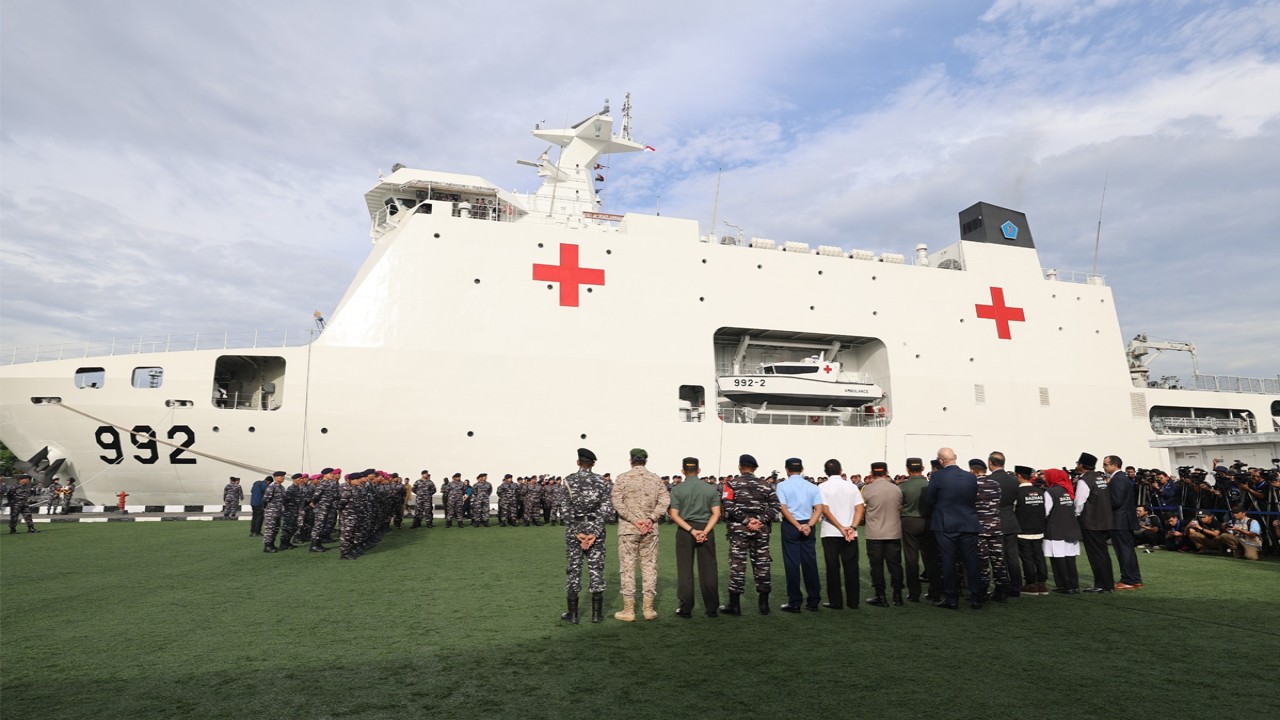 Menteri Pertahanan RI Prabowo Subianto didampingi KSAL Laksamana TNI Muhammad Ali melepas keberangkatan kapal rumah  sakit TNI KRI dr. Radjiman Wedyoningrat-992 untuk melaksanakan pelayaran Muhibah/Port Visit ke Mesir. (foto-foto: kemhan)