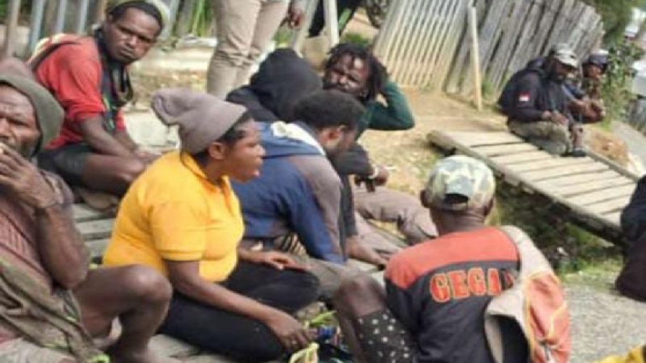 Sebagian warga yang mengungsi ke Pos Yonif 330/TD karena takut dengan aksi yang dilakukan KKB di Sugapa, Kabupaten Intan Jaya, Papua Tengah. (ANTARA/HO-Pendam XVII Cenderawasih)