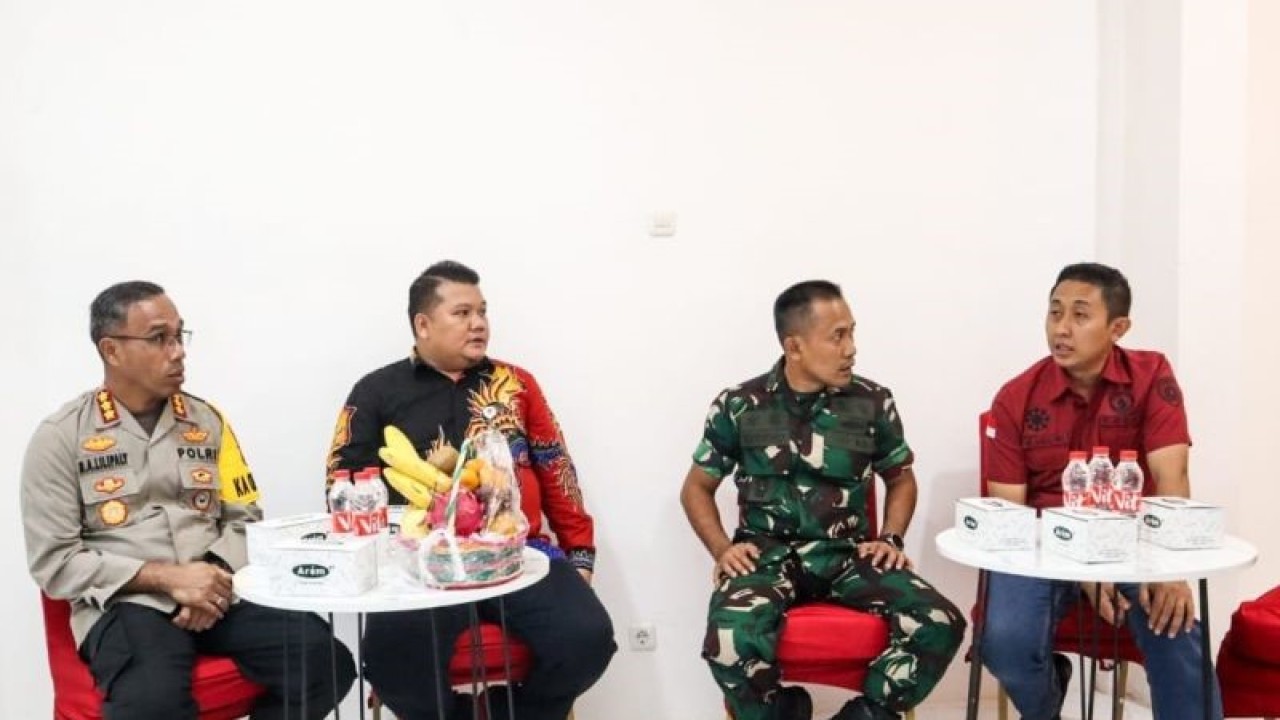 Kapolres Metro Jakarta Timur Kombes Pol Nicholas Ary Lilipaly saat menyambangi Kantor KPU Jakarta Timur, Kamis (18/1/2024). Kunjungan itu dalam rangka melihat kesiapan pelaksanaan Pemilu yang digelar 14 Februari 2024. ANTARA/HO-Humas Polrestro Jaktim