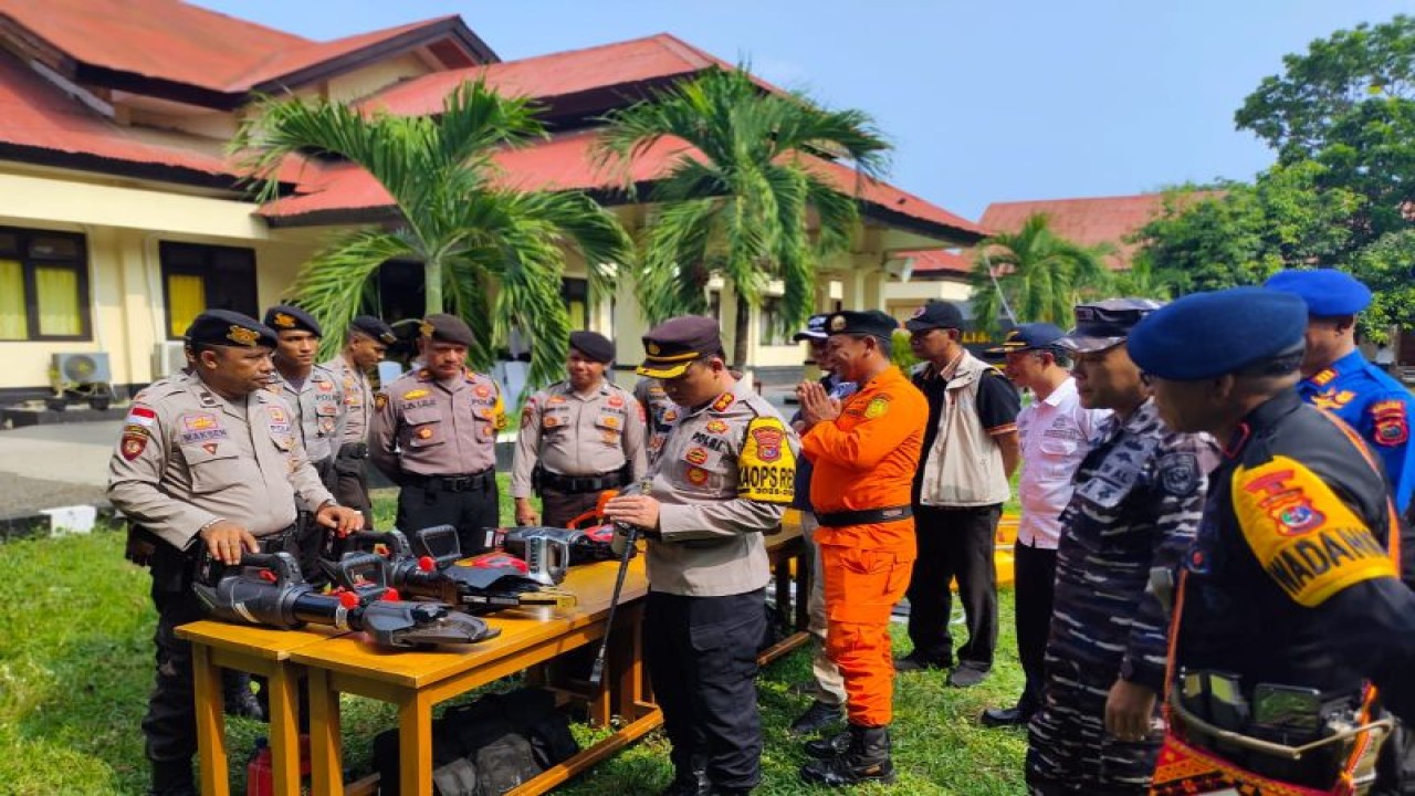 Kapolres Manggarai Barat AKBP Ari Satmoko saat mengecek kesiapan peralatan SAR guna antisipasi bencana alam di Mapolres Manggarai Barat. (ANTARA/HO-Humas Polres Manggarai Barat)
