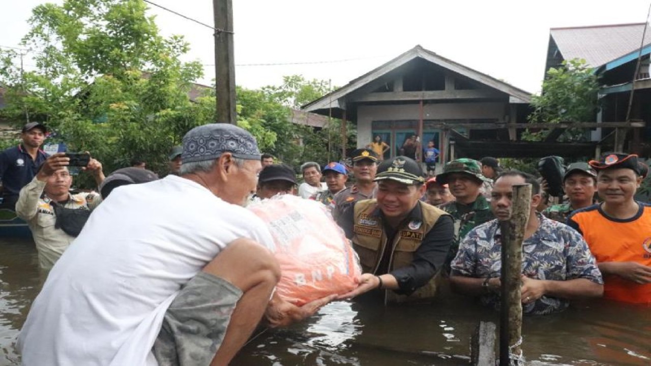 Bupati Kapuas Hulu Kalimantan Barat Fransiskus Diaan meninjau warga terdampak banjir dan menyalurkan bantuan di Kecamatan Bika dan Embaloh Hilir. ANTARA/HO-Prokopim Setda Kapuas Hulu