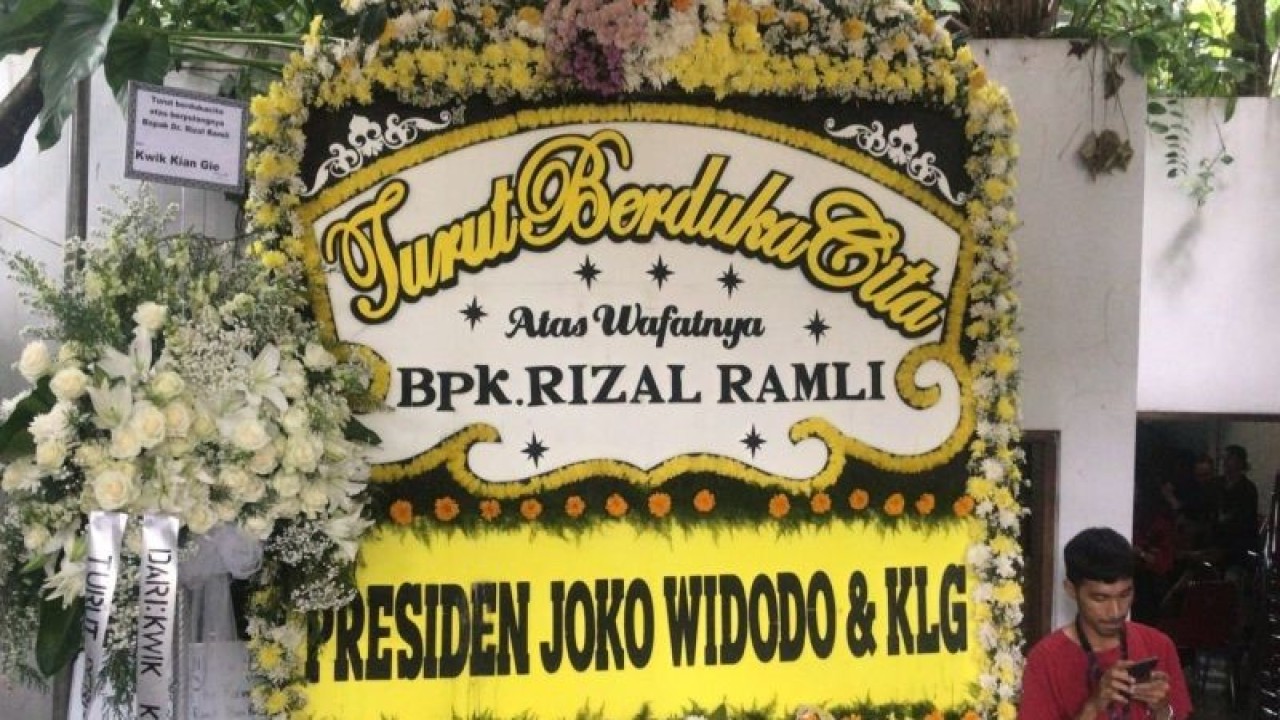 Karangan bunga dari Presiden Joko Widodo di rumah duka Rizal Ramli di Jakarta, Rabu (3/1/2024). ANTARA/Moch Mardiansyah Al Afghani