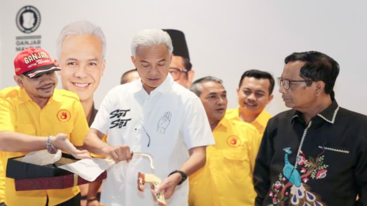 Sejumlah pengurus dan caleg Partai Golkar bersilaturahim dengan pasangan capres-cawapres nomor urut 3 Ganjar Pranowo-Mahfud Md di Patra Kuningan, Jakarta Selatan, Jakarta, Sabtu (20/1/2024).  (ANTARA/HO-Kaukus Muda Beringin 03)