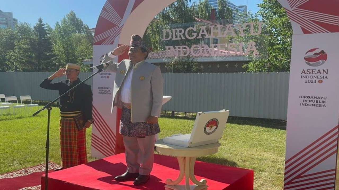 Arsip - Duta Besar RI untuk Kazakhstan dan Tajikistan Fadjroel Rachman pada upacara peringatan HUT RI ke-78 di KBRI Astana, Kamis (17/8/2023). (ANTARA/HO-KBRI Astana)