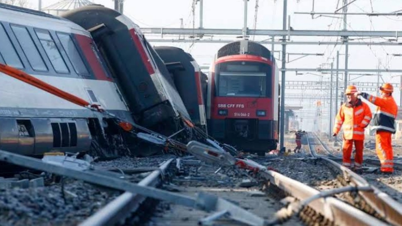 Petugas penyelamat dan petugas pemadam kebakaran bekerja di kereta yang tergelincir di lokasi kecelakaan di Rafz, Swiss/net