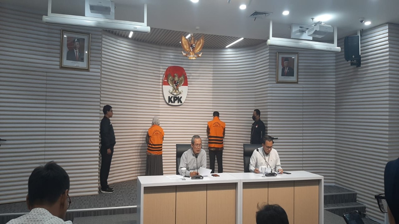 Kedua tersangka kasus korupsi sistem proteksi TKI ditahan KPK, Reyna Usman dan I Nyoman Darmanta