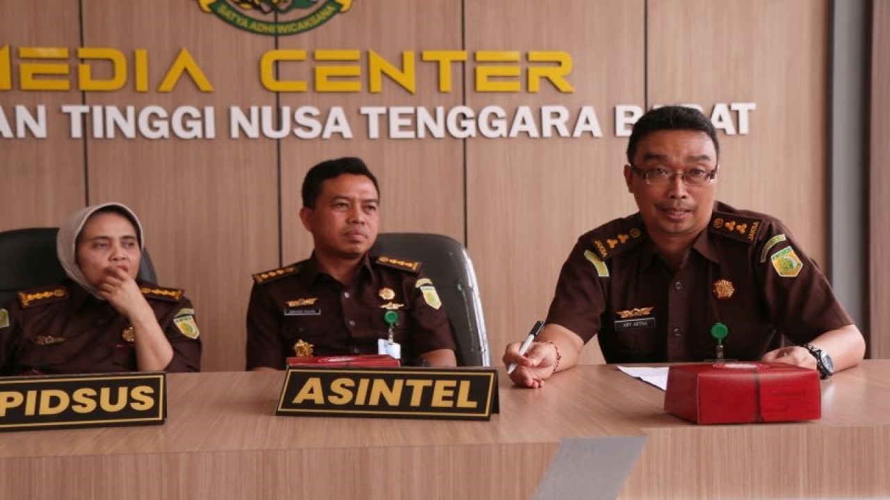 Juru Bicara Kejati NTB Ary Artha (kanan) bersama Asintel Kejati NTB Wayan Riana (tengah) dan Aspidsus Kejati NTB Ely Rahmawati (kiri) dalam konferensi pers terkait perkembangan kasus korupsi aset LCC, di Gedung Kejati NTB, Mataram, Senin (22/1/2024). ANTARA/Dhimas B.P