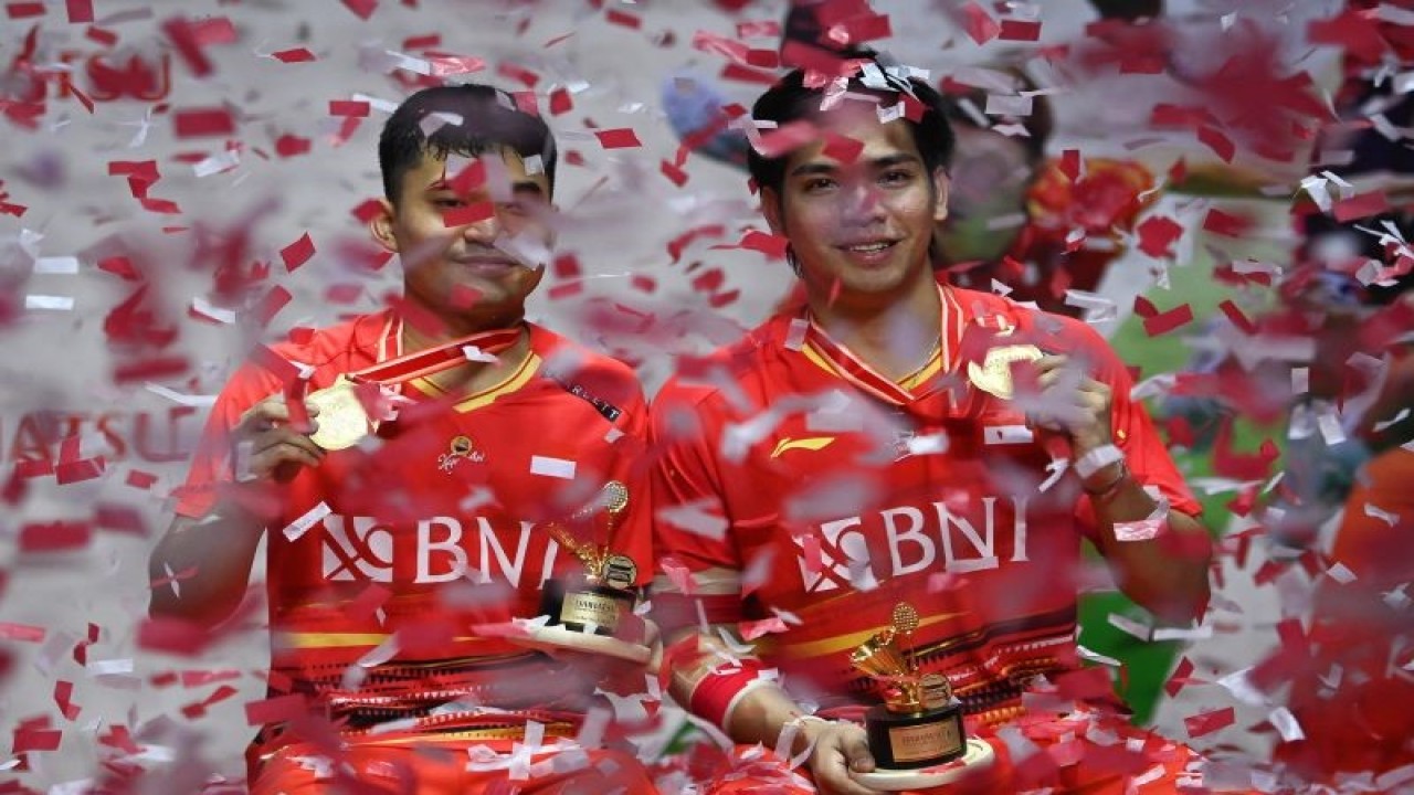 Leo Rolly Carnando (kiri) dan Daniel Marthin (kanan) berfoto dengan piala dan medali mereka seusai menjuarai Daihatsu Indonesia Masters 2024 di Istora Senayan, Gelora Bung Karno (GBK), Jakarta, Minggu (28/1/2024). ANTARA FOTO/Aditya Pradana Putra/nym.