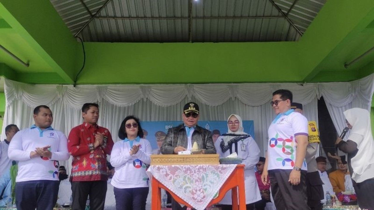 Proses potong tumpeng dipimpin Bupati Kotim Halikinnor pada acara peringatan Hari Amal Bhakti ke-78 di lingkungan Kemenag Kotim, Rabu (3/1/2024). (ANTARA/Devita Maulina)