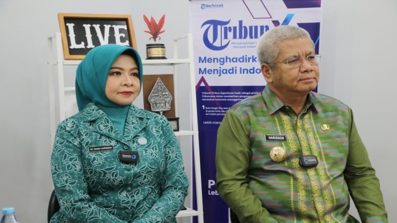 Pj Gubernur Kalbar Harisson dan Penjabat Ketua Tim Penggerak PKK setempat, Ny. Windy Prihastari Harisson, S STP MSi saat menjadi bintang tamu dalam acara Podcast di salah satu media cetak di Pontianak pada Kamis (4/1/2023). ANTARA/Rendra Oxtora.