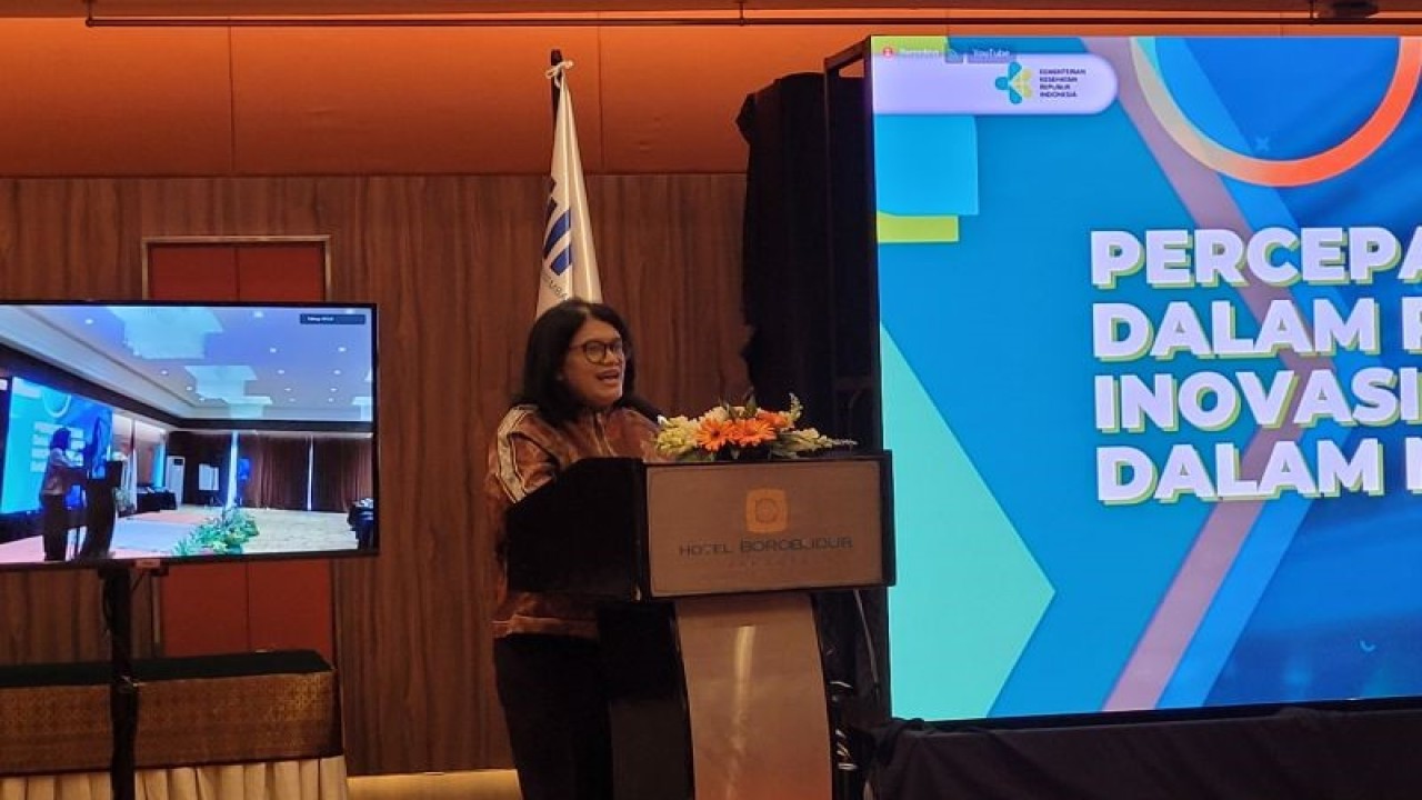 Direktur Jenderal Kefarmasian dan Alat Kesehatan Kemenkes RI Rizka Andalucia dalam acara Peluncuran Pedoman Hilirisasi Penelitian Alat Kesehatan (alkes) Nasional di Jakarta, Jumat (19/1/2024). (ANTARA/Sean Muhamad)
