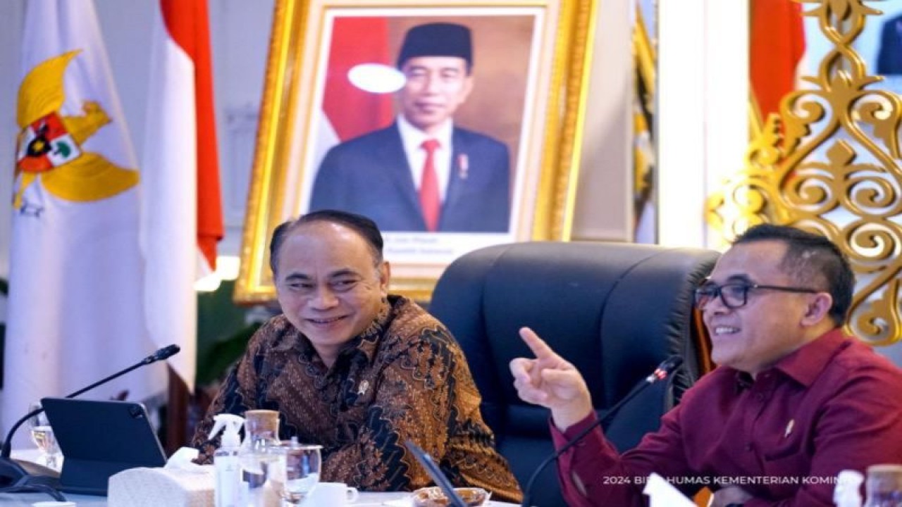 Menteri Komunikasi dan Informatika Budi Arie Setiadi (kiri) dan Menteri Pemberdayaan Aparatur Negara dan Reformasi Birokrasi Azwar Anas dalam pertemuan di Kantor Kementerian Pemberdayaan Aparatur Negara dan Reformasi Birokrasi di kawasan Sudieman Jakarta Selatan, Rabu (3/1/2023). (ANTARA/HO-Kemenkominfo)