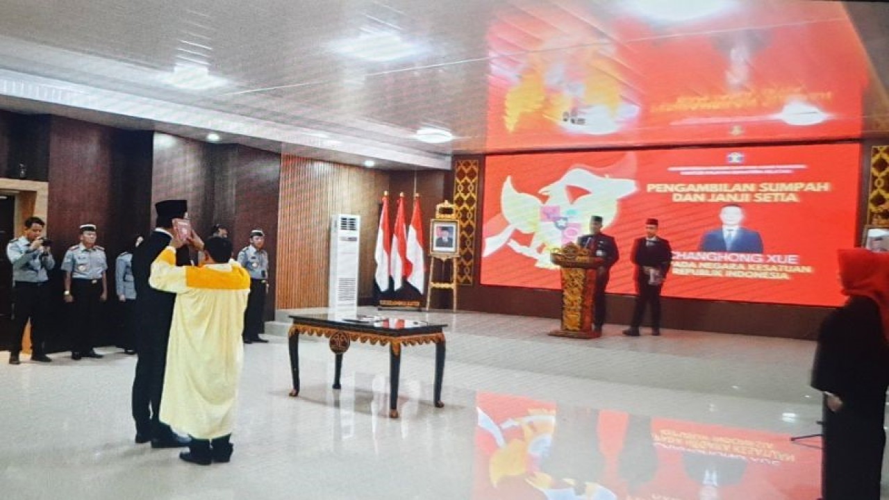Kepala Kantor Wilayah Kemenkumham Sumsel Ilham Djaya pimpin pengambilan sumpah WNA asal Republik Rakyat China (RRC) di Palembang, Senin (22/1). (ANTARA/Yudi Abdullah/24)