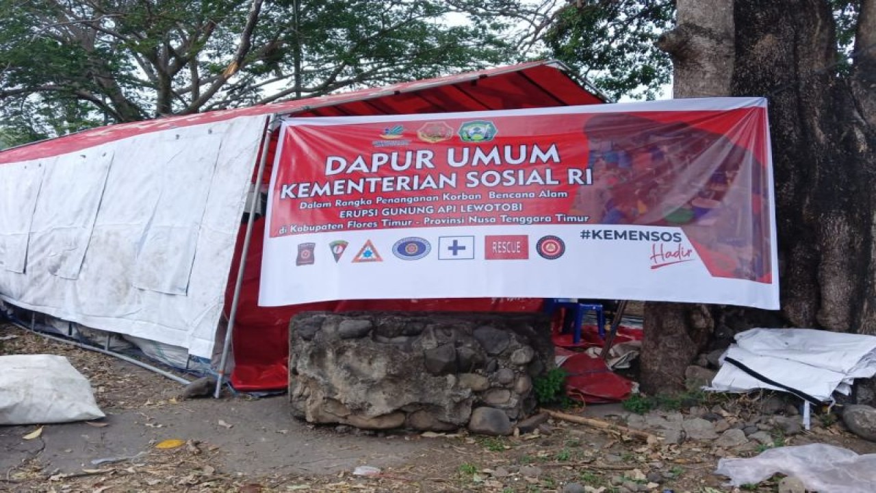 Dapur umum Kemensos untuk mendukung penanganan korban erupsi Gunung Lewotobi Laki-laki Kabupaten Flores Timur, Nusa Tenggara Timur. ANTARA/HO-PSKBA Kemensos