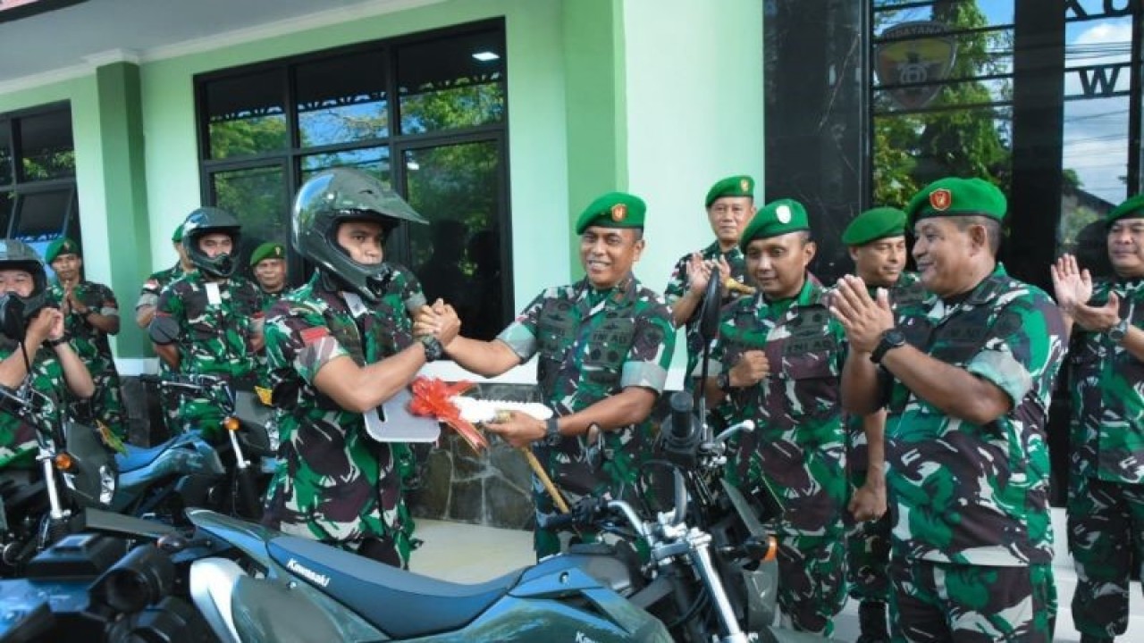 Komandan Korem 161/Wira Sakti Brigjen TNI Febriel Buyung Sikumbang (Ketiga kanan) menyerahkan secara simbolis motor trail kepada personel staf TNI AD di Makorem 161/Wira Sakti, di Kupang, Rabu (24/1). ANTARA/Kornelis Kaha
