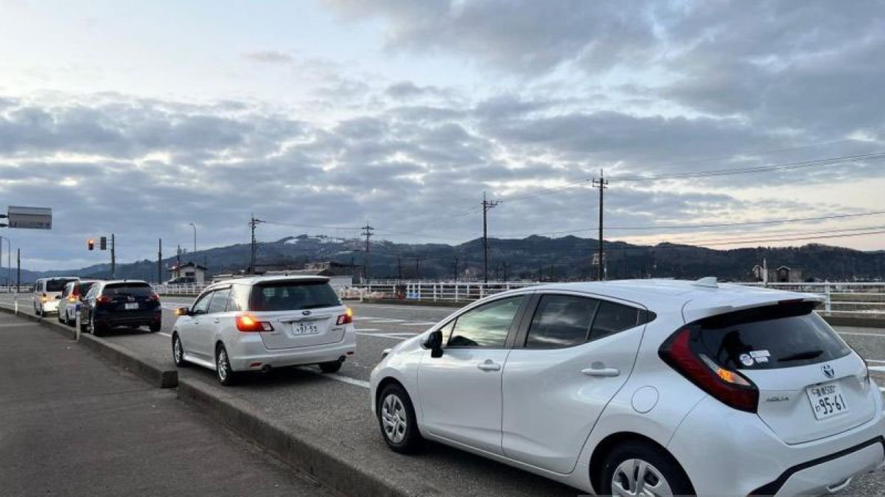 Sejumlah kendaraan menunggu informasi lebih lanjut di pintu tol di Kota Oyabe, Prefektur Toyama, Jepang, 1 Januari 2024. Serangkaian gempa bumi kuat dengan gempa besar berkekuatan hingga magnitudo 7,6 telah melanda Prefektur Ishikawa, Jepang tengah, pada Senin, dan peringatan tsunami telah dikeluarkan, menurut Badan Meteorologi Jepang (JMA). (Xinhua/Sun Jialin/as)