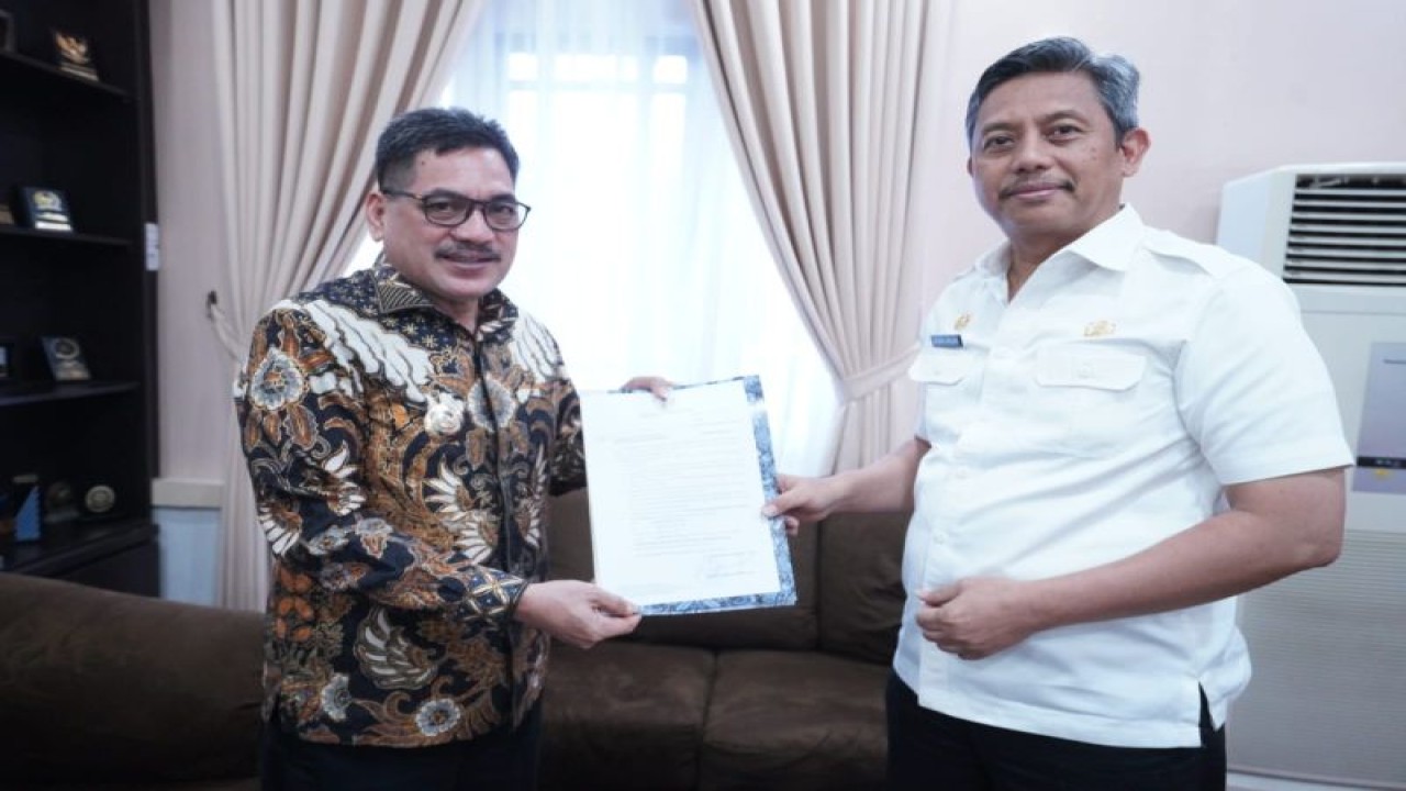 Pj Sekda Provinsi Sulsel Andi Muhammad Arsjad saat menyerahkan SK Pj Sekda Sidrap kepada Pj Bupati Sidrap Basra di Makassar. ANTARA/HO-Humas Pemprov Sulsel