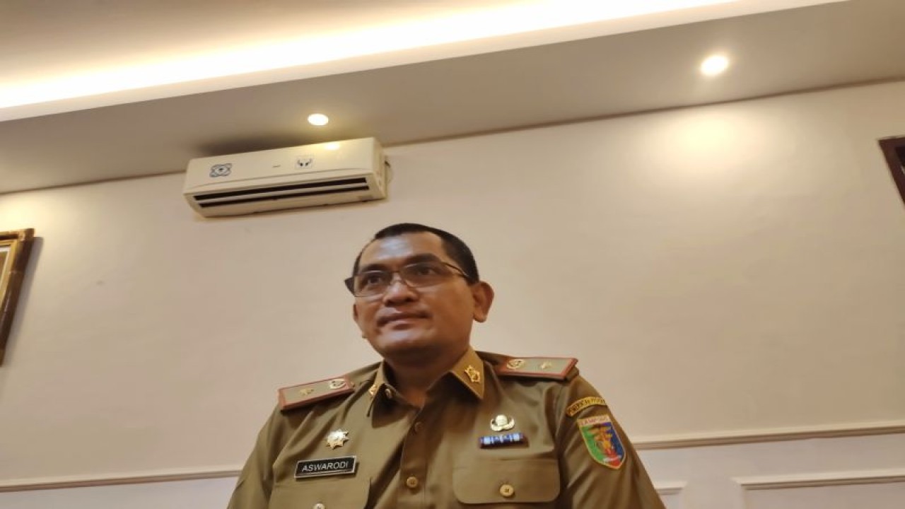 Kepala Dinas Sosial Provinsi Lampung Aswarodi saat memberikan keterangan. ANTARA/Ruth Intan Sozometa Kanafi