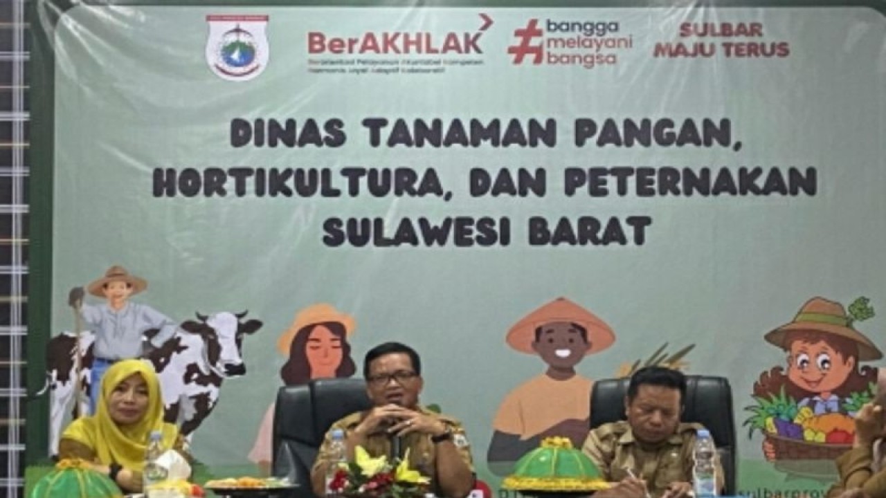 Kepala Dinas TPHP Provinsi Sulbar Syamsul Ma'rif (tengah). (ANTARA/HO/Diskominfo Sulbar)
