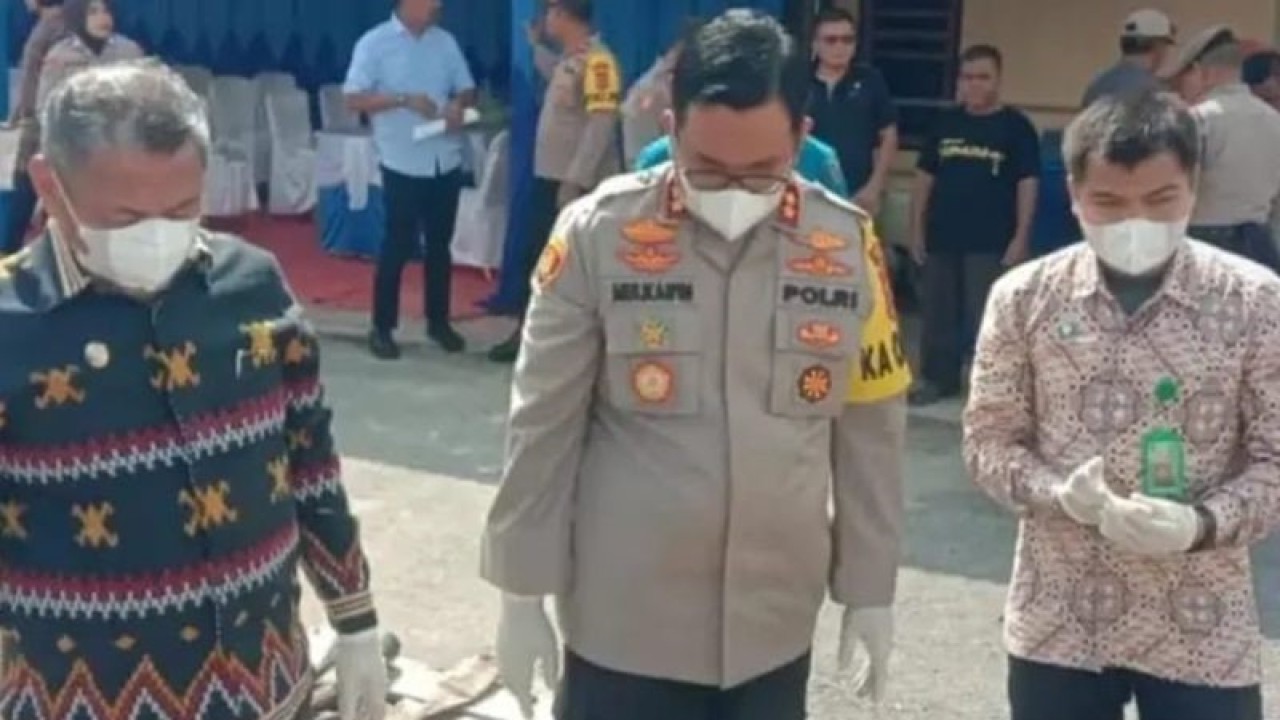 Kepala Polres Muna AKBP Mulkaifin (tengah) saat memusnahakan minuman keras. (Antara/La Ode Muh Deden Saputra)