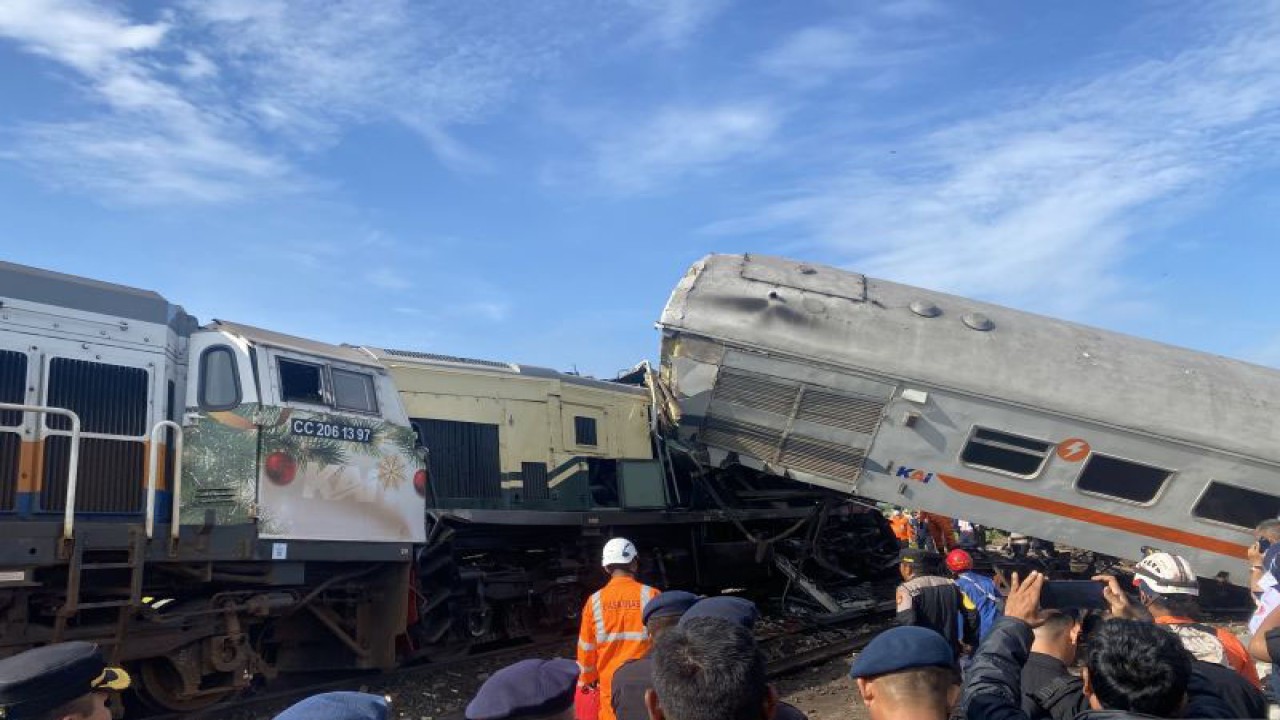 Kecelakaan terjadi antara Kereta Api (KA) Turangga dengan KA Lokal Bandung di Cicalengka Kabupatwn Bandung (ANTARA/Rubby Jovan)