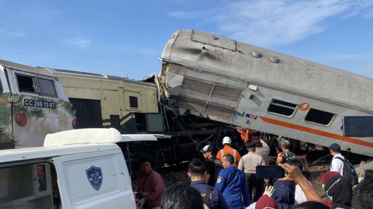 Kecelakaan antara Kereta Api (KA) Turangga dan KA lokal Bandung di jalur petak Stasiun Cicalengka, Kecamatan Cicalengka, Kabupaten Bandung, Jawa Barat, Jumat, (5/1/2024). ANTARA/Rubby Jovan