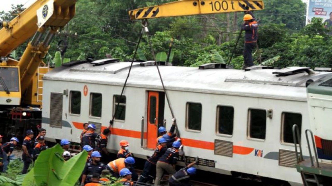 Petugas menggunakan Kereta luar biasa (KLB) Crane mengevakuasi kereta api KA Pandalungan relasi Gambir-Surabaya-Jember yang anjlok di emplasemen Stasiun Tanggulangin, Sidoarjo, Jawa Timur, Minggu (14/1/2024). ANTARA FOTO/Umarul Faruq/wpa
