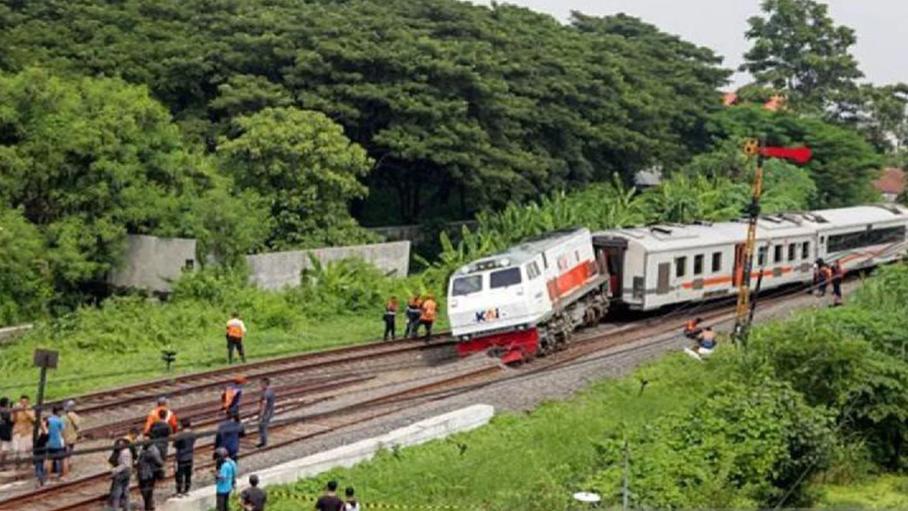 Warga melihat kereta api yang anjlok di emplasemen Stasiun Tanggulangin, Sidoarjo, Jawa Timur, Minggu (14/1/2024). Anjloknya KA Pandalungan relasi Gambir-Surabaya-Jember tersebut belum diketahu penyebabnya. ANTARA FOTO/Umarul Faruq/foc/pri.