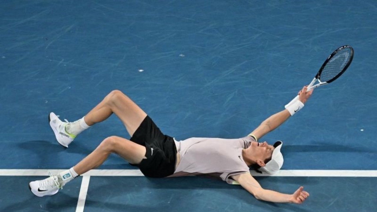 Petenis tunggal putra Italia Jannik Sinner melakukan selebrasi usai mengalahkan petenis Rusia Daniil Medvedev pada final Australia Open 2024 di Melbourne Park, Melbourne, Australia, Minggu (28/1/2024). Jannik Sinner menjuarai Australia Open 2024 setelah mengalahkan Daniil Medvedev dengan dengan skor 3-6, 3-6, 6-4, 6-4, 6-4 . ANTARA FOTO/REUTERS/Tracey Nearmy/tom.