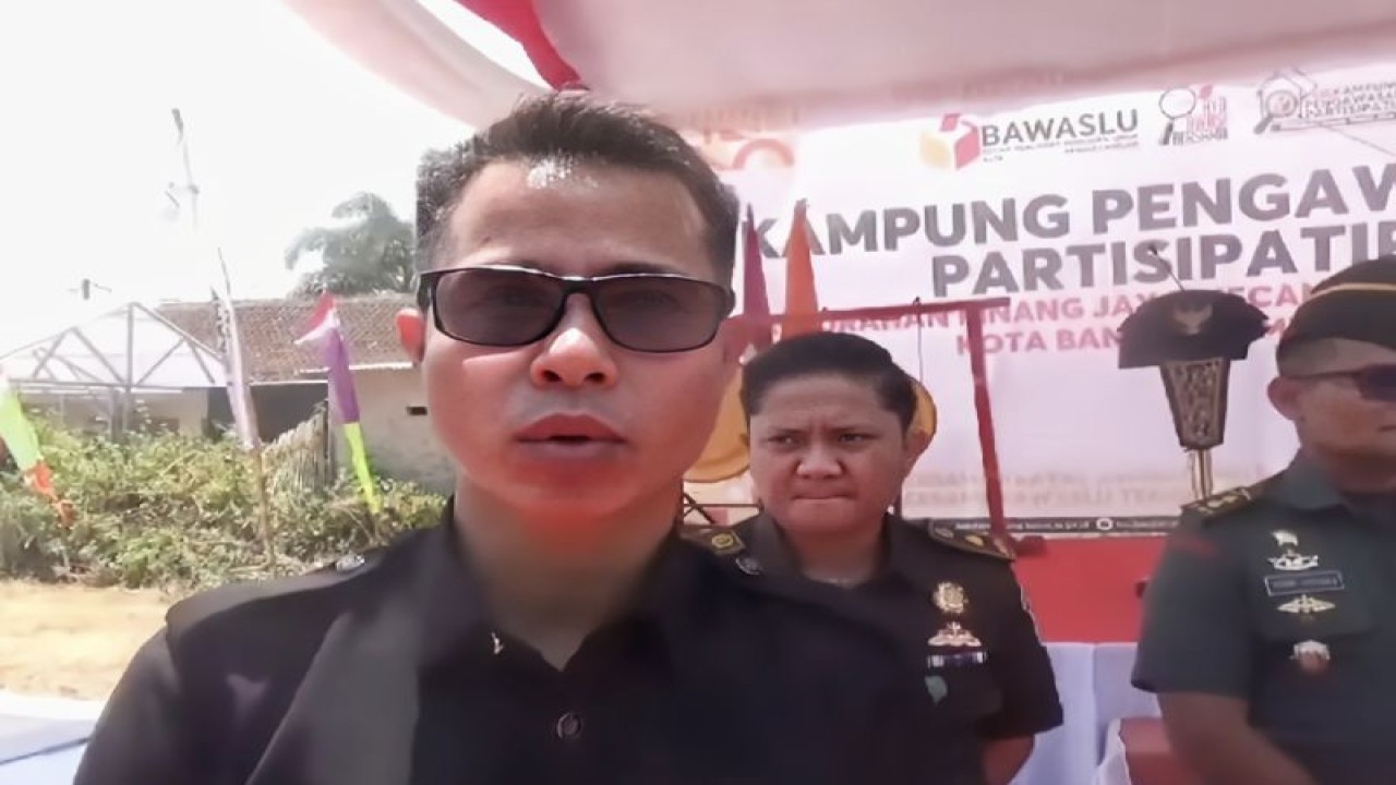 Ketua Bawaslu Bandarlampung Apriliwanda saat dimintai keterangan. (ANTARA/Dian Hadiyatna)