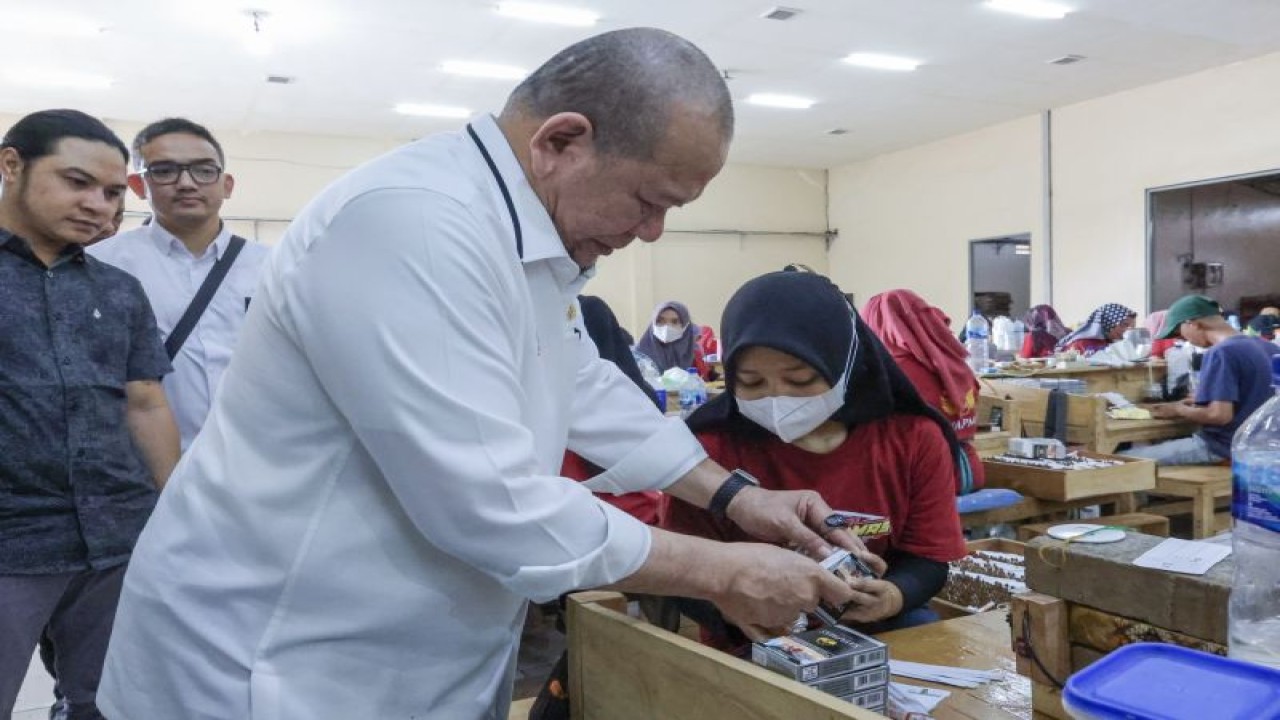 Ketua Dewan Perwakilan Daerah (DPD) RI AA LaNyalla Mahmud Mattalitti (kemeja putih) pada saat melihat produk hasil tembakau di salah satu pabrik di wilayah Kabupaten Malang, Jawa Timur, Rabu (24/1/2024). ANTARA/HO-Biro Pers, Media dan Informasi LaNyalla.