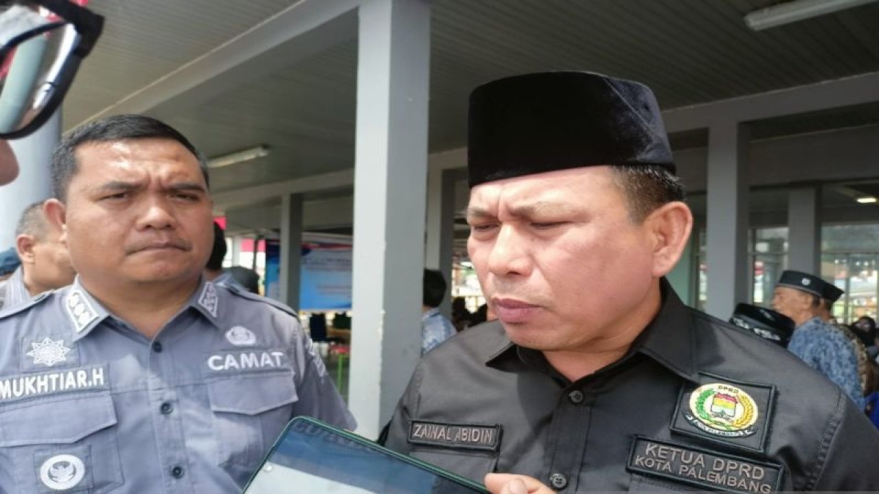 Ketua DPRD Kota Palembang, Sumatera Selatan Zainal Abidin (kanan). (ANTARA/M IMAM PRAMANA)