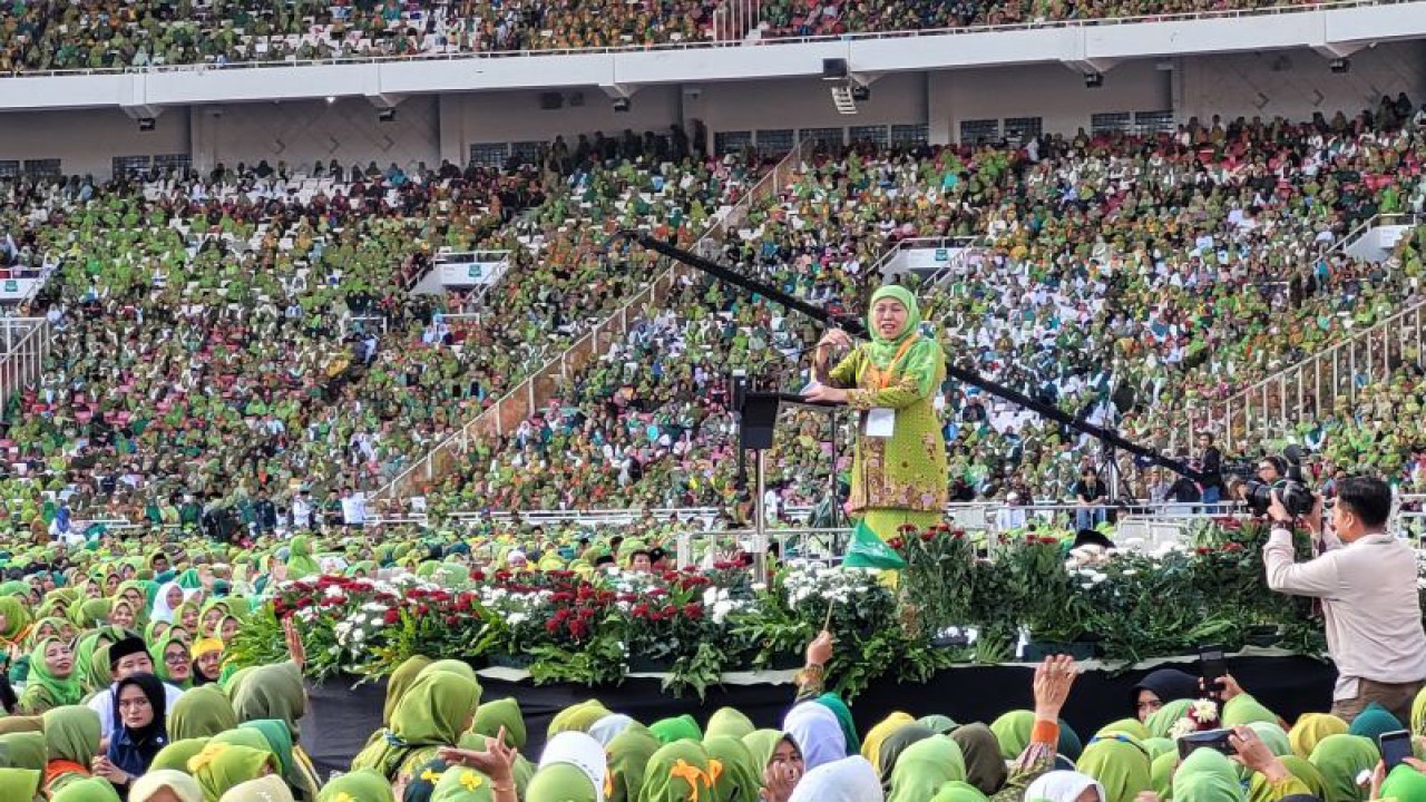 Ketua Umum Pimpinan Pusat Muslimat Nahdlatul Ulama (NU) Khofifah Indar Parawansa, dalam acara Harlah Ke-78 Muslimat NU di Stadion Utama GBK Jakarta, Sabtu (20/1/2024). (ANTARA/Sean Muhamad)